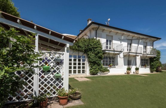 Se vende Villa Campo Monteu Roero Piemonte